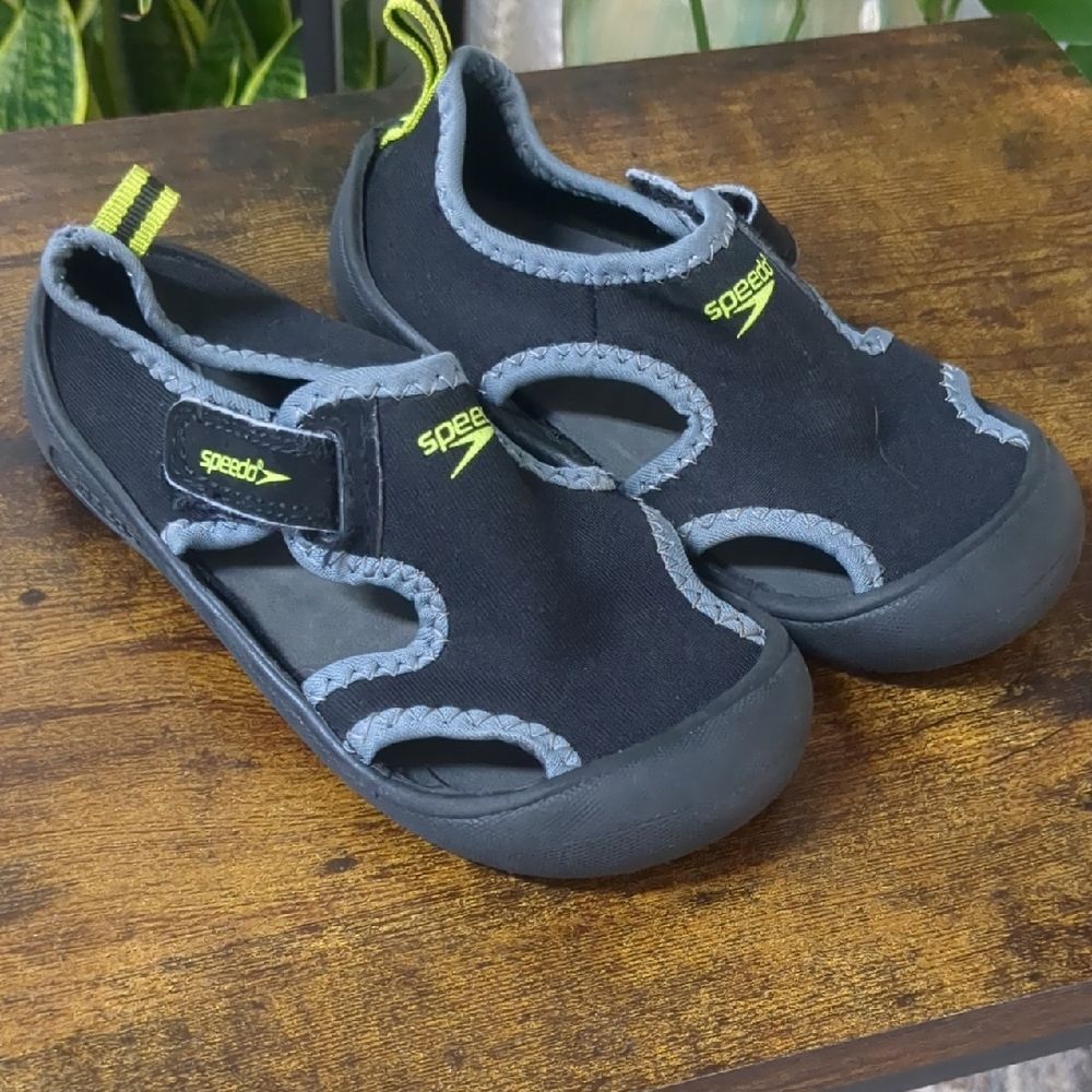 Speedo Kids-little boys size L-9/10- Water Shoes - Black with Gray Trim